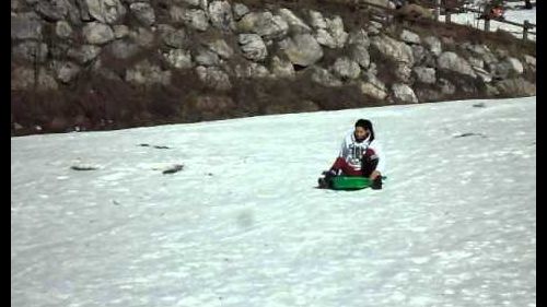 Josy escorregando na neve - Piani di Bobbio - Italia