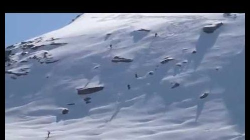 Macugnaga - passo moro: sci-alpinisti in discesa dallo joderhorn.