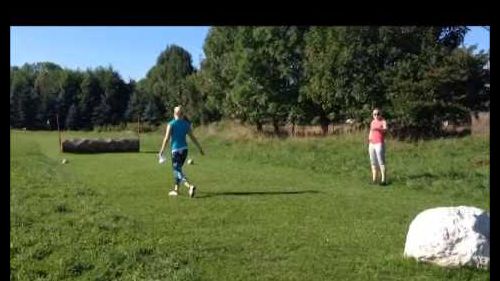 Le tedesche dello slittino alle prese con una strana versione del golf