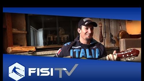 Dominik paris al suono di chitarra | fisi official