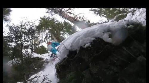 Passage de corniche difficile en snowboard