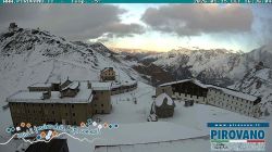 Alberghi allo Stelvio 2757 m. Vista su versante Svizzero