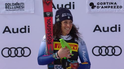Federica brignone ancora al successo, la sua gioia sul podio di cortina