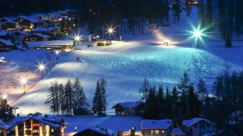 Gran risa di la villa. grave un giovane che sciava a pista chiusa schiantatosi contro un gatto delle nevi