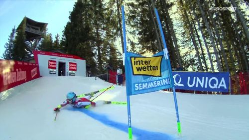 Pronti, partenza e... faccia a terra! katharina huber si inciampa al cancelletto e cade alla prima porta