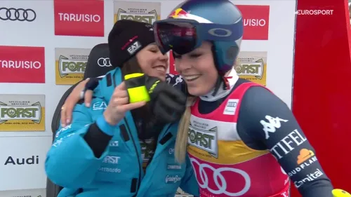 I complimenti della regina: Vonn si congratula con Delago dopo la discesa