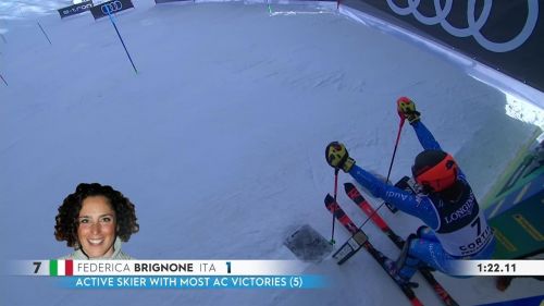 Federica brignone saluta la medaglia alla terza porta dello slalom della combinata di cortina