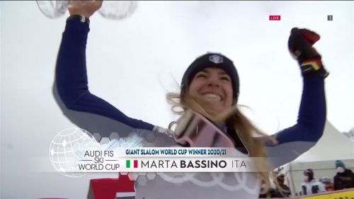 Marta bassino, esplode la felicità con in mano la coppa di gigante