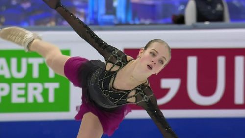 La trusova fa la storia: 5 salti quadrupli, cade e rimonta 9 posizioni