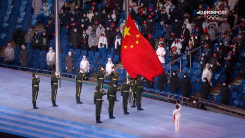 Olimpiadi invernali, i militari issano la bandiera cinese: i giochi possono cominciare!