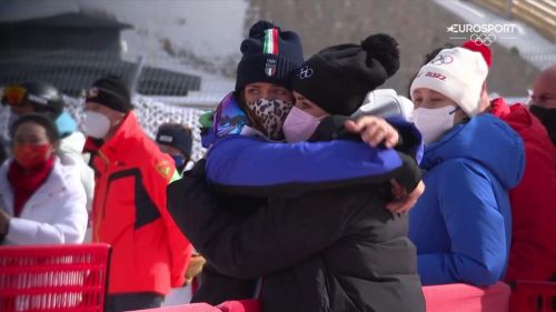 Elena curtoni lontana dal podio, l'abbraccio consolatorio con la sorella irene - olimpiadi invernali