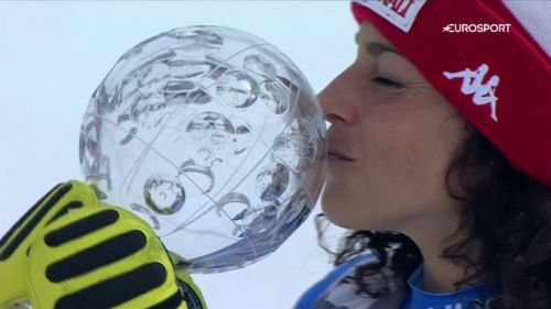 Federica brignone mostra la coppetta di super g al pubblico di courchevel