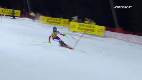 Cosa rischia marco schwarz: un palo gli rimbalza vicino alla faccia durante lo slalom!