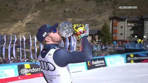 Kilde riceve la coppa di discesa: baci al globo di cristallo