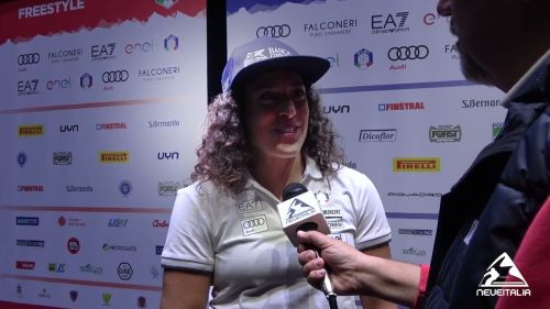 Federica brignone al microfono di dario puppo - fisi media day 2024 - milano