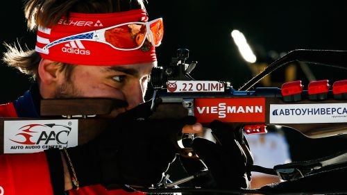 Anton Shipulin vince tra le polemiche la mass start di Pokljuka. Fourcade torna pettorale giallo