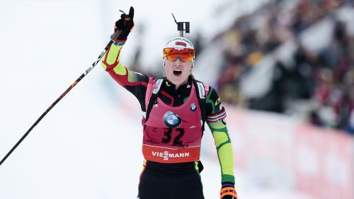 Darya Domracheva vince la sprint di Oslo e diventa pettorale giallo. Dorothea Wierer 6^